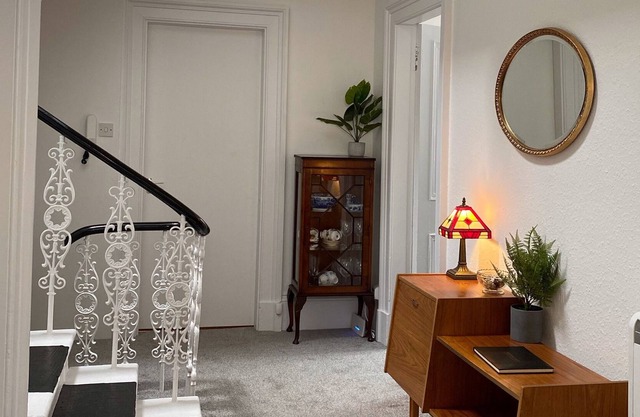 Hidden Gem: Spacious, airy attic flat- Sleeps 7- in Heart of Stornoway