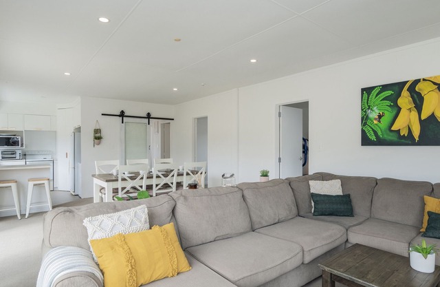 HIDDEN GEM - WHIRITOA BEACH HOLIDAY HOME in Whiritoa Beach