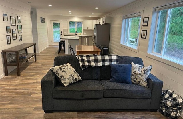 Hidden Hideway, fully furnished home perfect for family get aways!