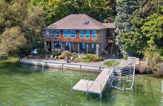 Hidden House - Feet from Beautiful Canandaigua Lake!