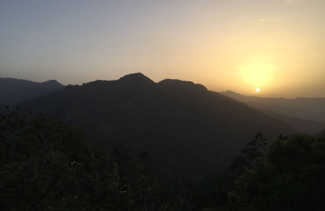 Escondido al lado de la cordillera azul