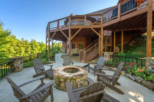 Hidden Vista Lodge hot tub game room views!