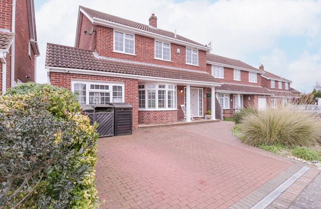 HIDE AND SLEEP, pet friendly, with open fire in Frinton-On-Sea