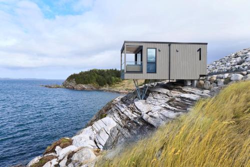 Hideaway 1 luxurious cabin 15 m above the sea
