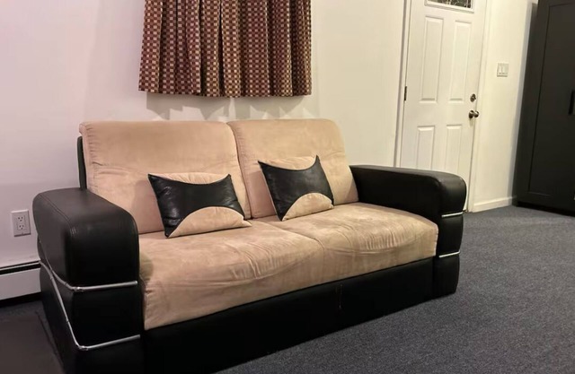 Hideaway and Quiet 1B1B with private entrance room in a house