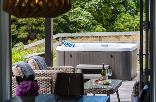 Hideaway at the Bay with Hot Tub