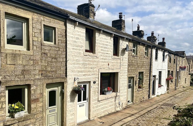 HIDEAWAY COTTAGE, character holiday cottage in Barnoldswick