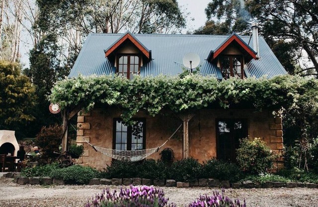 Hideaway Cottage - Secluded Retreat - Pet Friendly