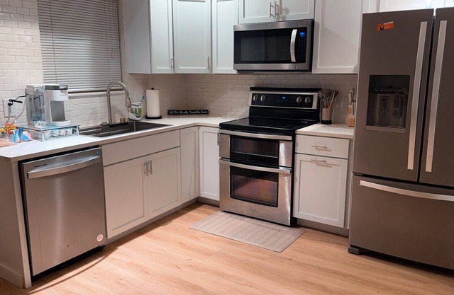 Hideaway Haven-Charming 3-bed townhome with WiFi and AC in wonderful Lincoln.