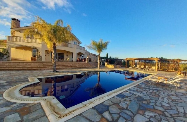 Hideaway Villa - quiet, spacious in unique landscaped gardens with golf green
