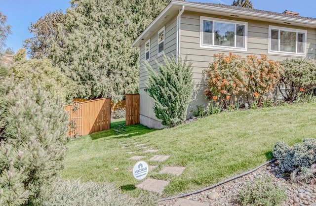 Hideaway with enclosed yard, central AC, and free WiFi