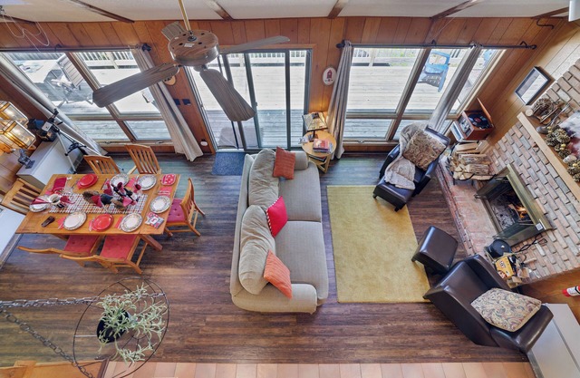 HIDEOUT COTTAGE-SPACIOUS SLEEPS 13+BIG DECK+SMART TVs+FIRE PIT+GAME+KAYAKS+BIKES