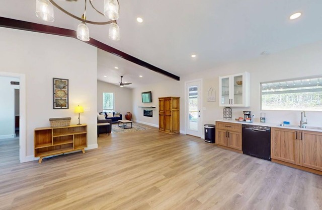 "Hideout" New 1 Bedroom on 8 Acres. Hot Tub & More!