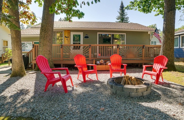 Higgins Lake Cottage w/ Private Fire Pit & Grill!