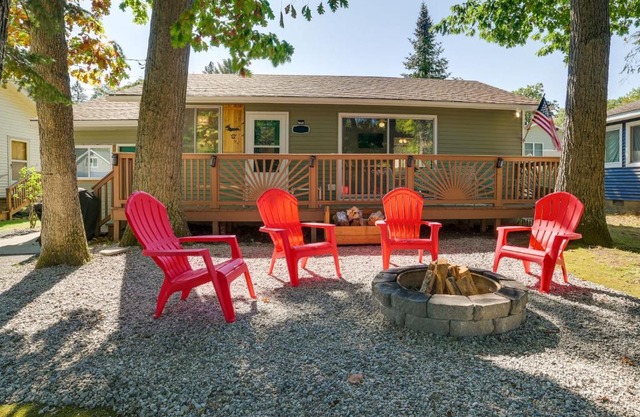 Higgins Lake Cottage with Private Fire Pit and Grill!