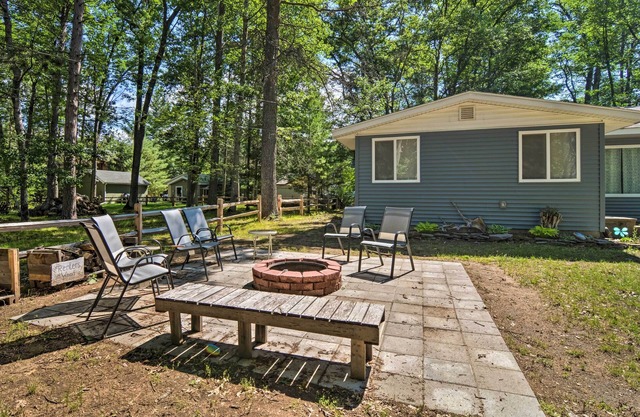 NUEVA casa de Roscommon con Fire Pit-Walk al lago Higgins