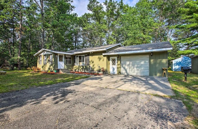 Higgins Lake Getaway with Fire Pit, Walk to Beach!