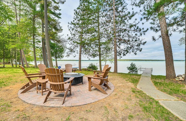Higgins Lake House w/ Swimming Dock!