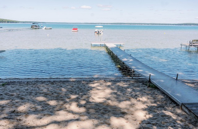 Higgins Lake - One Of A Kind Lakefront Lodge!