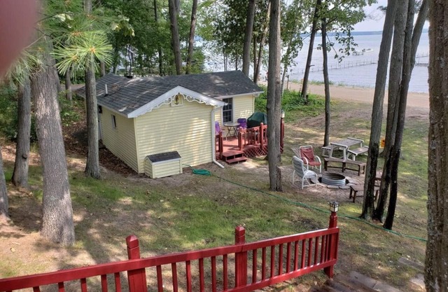 Higgins Lakefront Cozy Beach House with Private Boat Mooring Onsite - Brass Bell