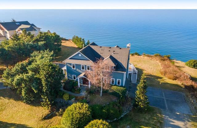 High bank waterfront villa with fireplace, sunset view & fast WiFi -dog-friendly