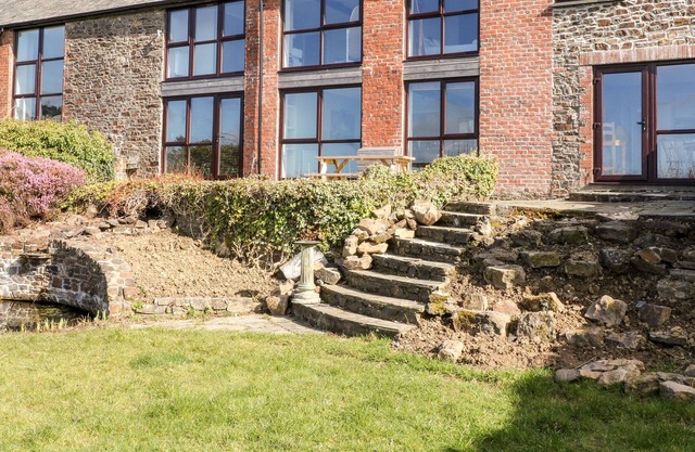 HIGH BARN, family friendly, character holiday cottage in Bude