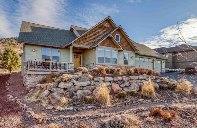 High Desert and Cascade Views - Meredith Lodging
