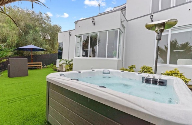 High-end Modern Villa Spa Pool - Harbour Views