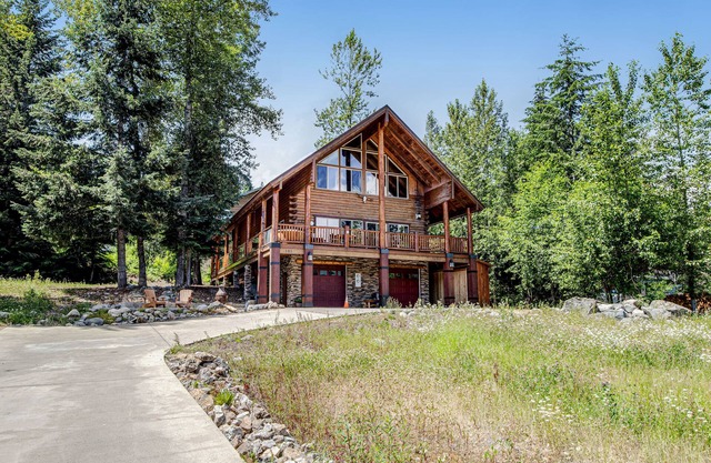 High-end ski-in/ski-out getaway with fast WiFi, large deck & more