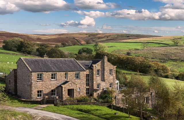 HIGH FELLSIDE HALL, family friendly, with pool in Sedbergh