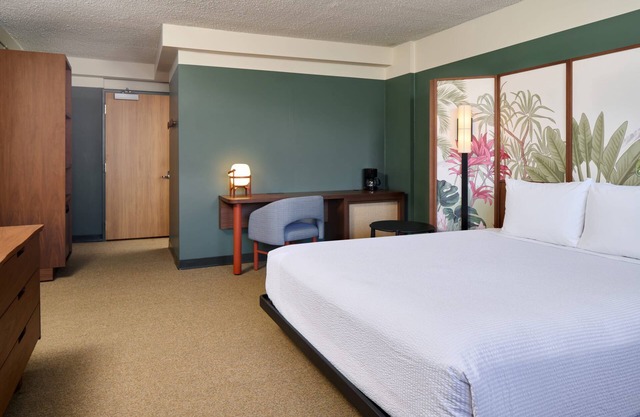 High Floor City View King, Elevated Garden Escape, Poolside Comfort, Near Beach