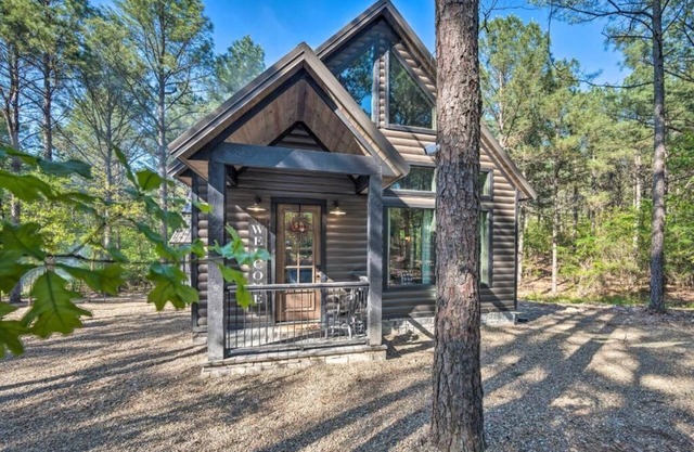 HIGH LUXE 1 Bedroom Lovers Lodge Cabin with Hot Tub/Sunset views