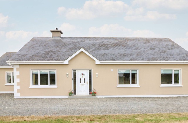 HIGH MEADOW HOUSE, pet friendly in Kilmore Quay, County Wexford