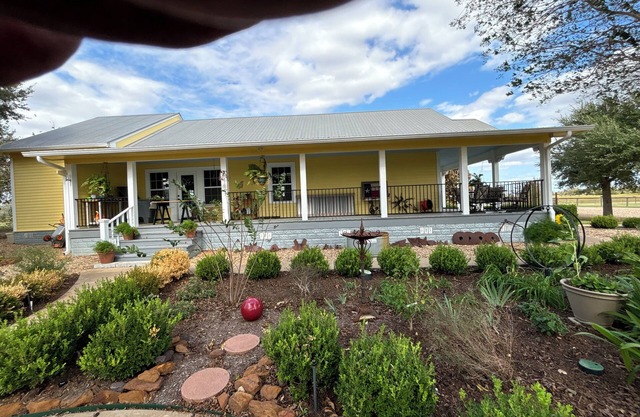 High Point a Charming 2-bedroom sleeps 6 farmhouse in Red Rock with AC, WiFi
