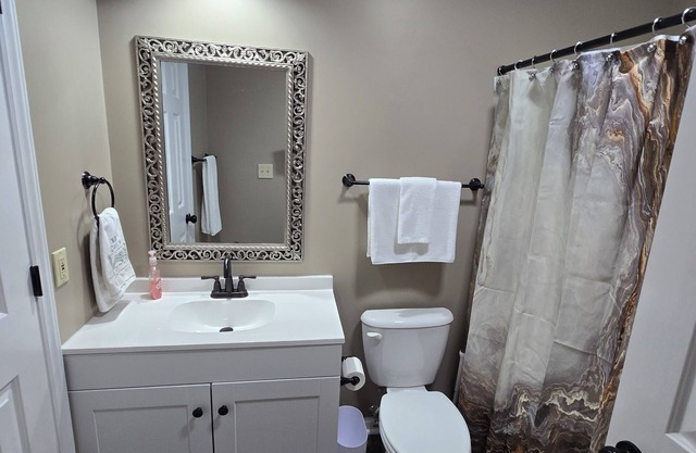 High Point Hideaway - secluded & in center of town - fully furnished for comfort