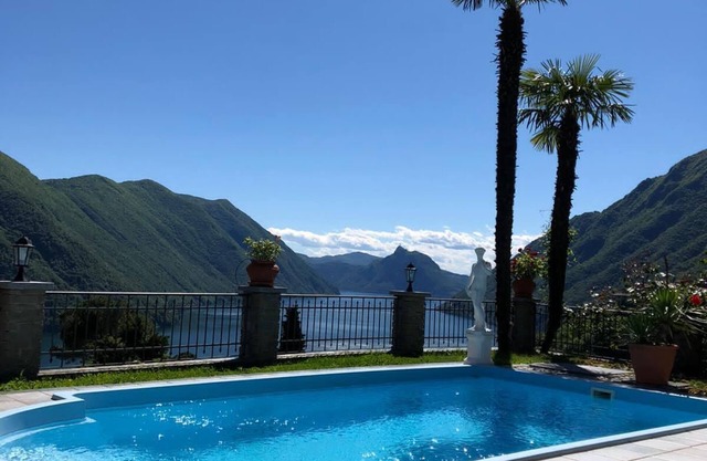 Muebles de alta calidad, terraza con sombrilla, fantásticas vistas, piscina.