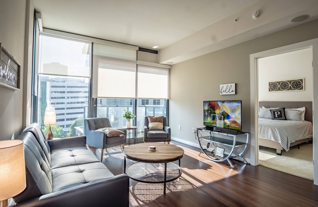 High Rise 2 Bedroom apartment in a Great location by RedAwning