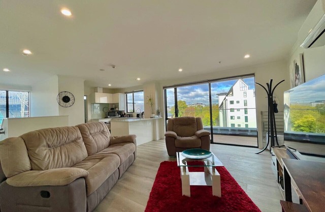 High-rise CBD Luxury Apartment