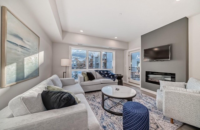 High rise Lux 2-B apartment near Canmore Banff-Pool -hot tub- gym -