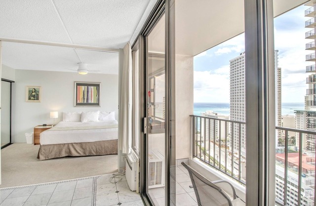High Rise Ocean View Waikiki Condo, FREE Parking & Wi-Fi by Koko Resort Vacation Rentals