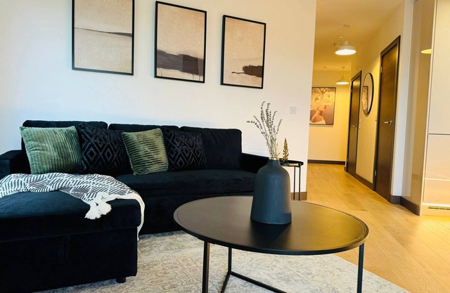 High-Spec Modern 2 Bed Apartment- Private Parking