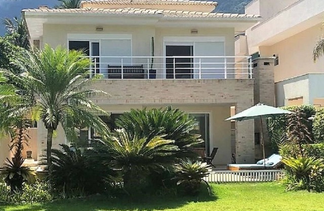 High standard house in a condominium on the beach, 4 suites, air cond. and swimming pool