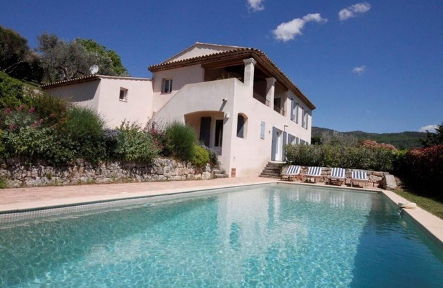 Villa de alto estándar, excelente vista, piscina privada, corta caminata al pueblo