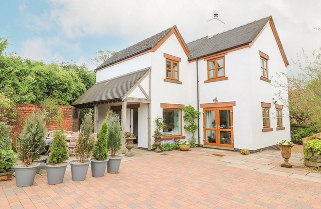 HIGHFIELD HOUSE, pet friendly, with open fire in Leek