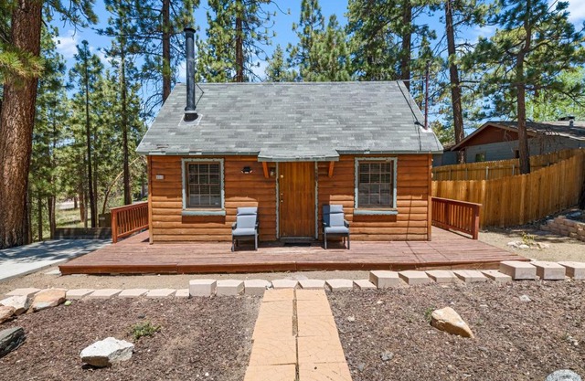 Highland Hideaway - Walk to lake and village!