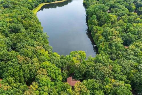 Highland House: Lakefront, Hot Tub, Views, Private