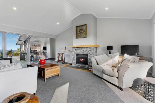 Highland House, Luxury 3BR With Panoramic Lake Views