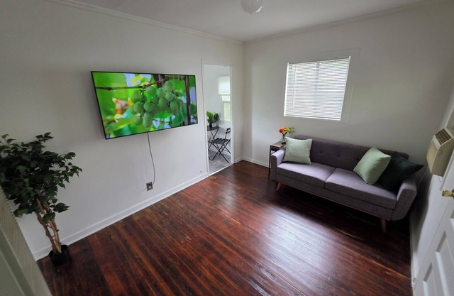 Highland Park Haven – Furnished 1BR Cottage w/ Parking & Wi-Fi