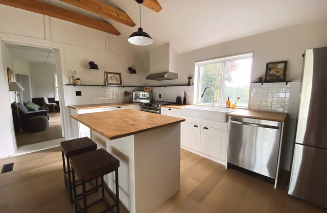 Highland Woods Farm 4BR w/Private Lake, Sauna and Hot Tub in the Grey Highlands