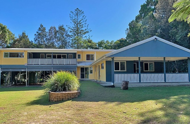 Highset 5 Bedroom House & 2 bedroom cottage 250m walk to beach